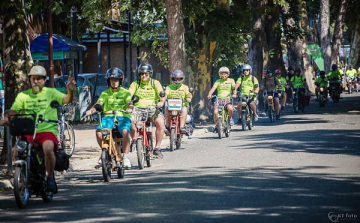 A hőség sem volt akadálya a Balaton körüli retro kismotorozásnak