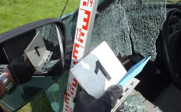 Feltörték a leállított kisbuszt Dalmand mellett