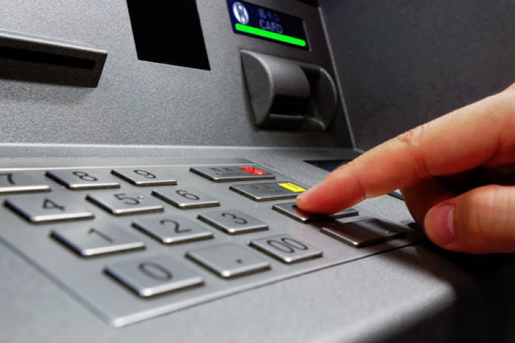 Apja bankkártyájáról vett le pénzt magának a dombóvári férfi