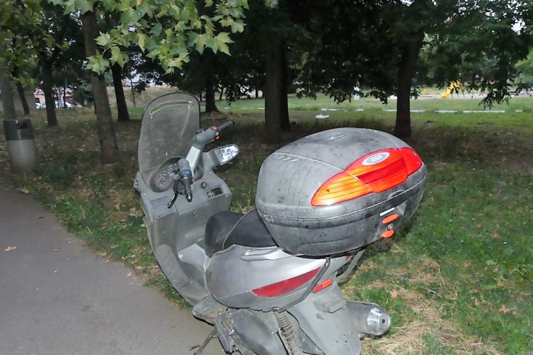 Megpróbált elmenekülni a rendőrök elől egy drogos robogós 