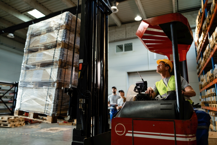 Targoncás jogosítvány: a raktározási munkakörök aduásza!