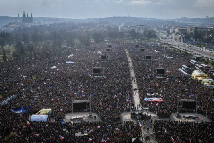 Óriási tüntetést tartottak Prágában a Babis-kormány ellen
