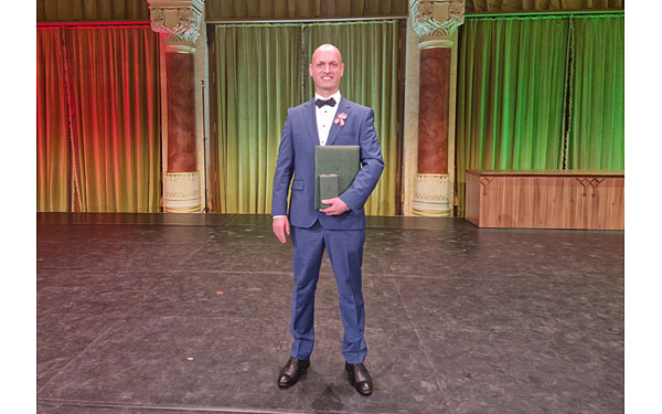 Gelencsér Péter, dombóvári kötődésű balettművész Magyar Ezüst Érdemkereszt kitüntetésben részesült