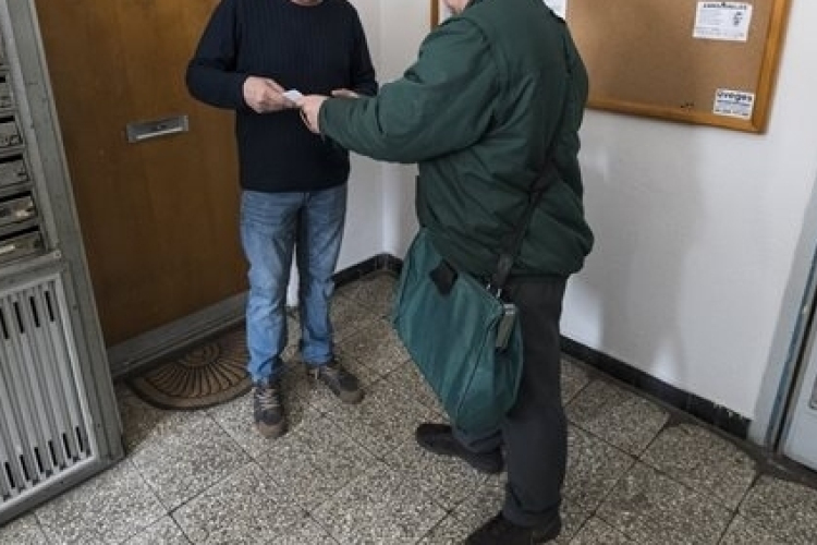 Már beváltották a nyugdíjasoknak kézbesített rezsiutalványok többségét 