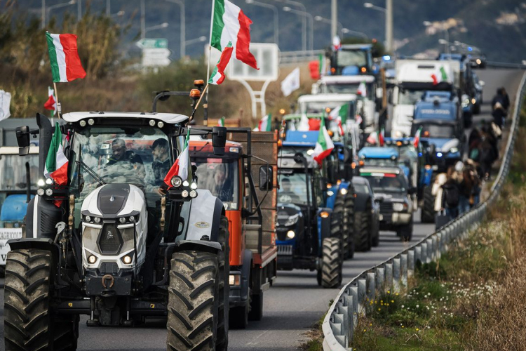 Az olasz gazdák Brüsszelbe indultak tüntetni, és traktoraikkal Rómát is be akarják venni