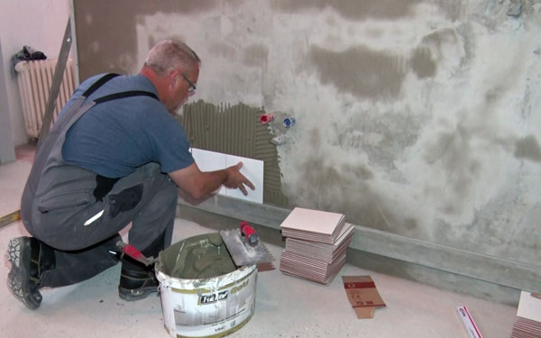 Megújulnak a vizesblokkok a tornatermi öltözőkben