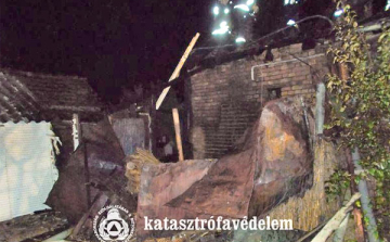 Lakóépület tetőszerkezete égett Dombóváron