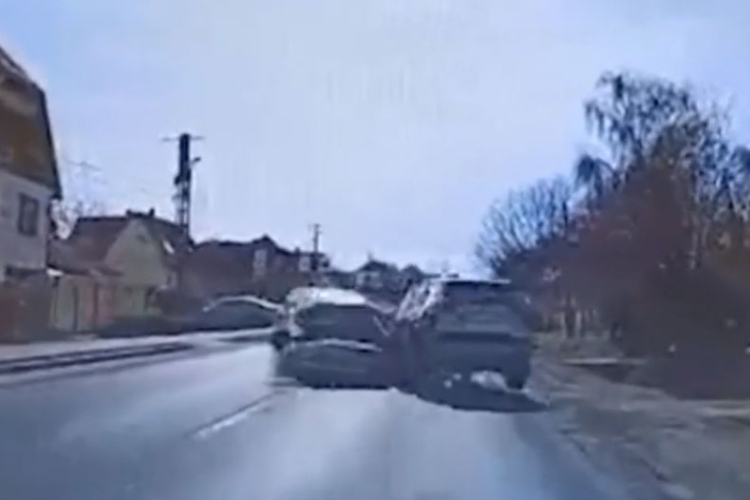 Brutális balesetet rögzített egy autós